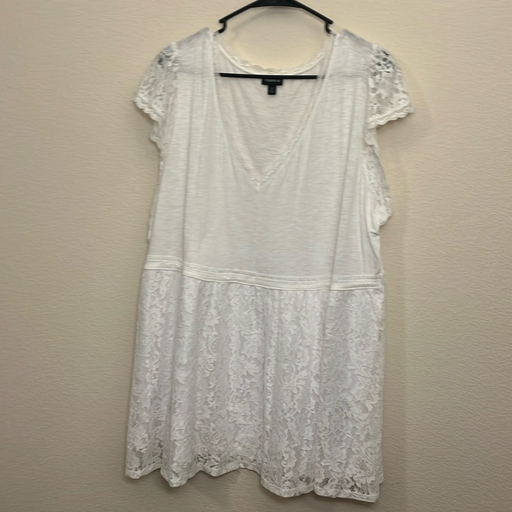 Torrid white lace v neck tee.